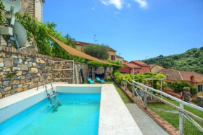 casa con piscina, giardino e area giochi per bambini